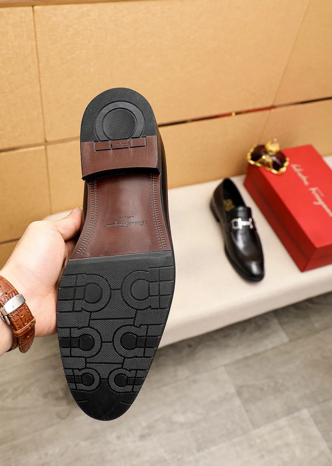 Men's shoes 💰460 💐 Product trademark: Ferragamo "Ferragamo" casual leather shoes Regular size: 39-44 (38.45.46🉑️Customized) Product materials: Selected imported open-edge beaded cowhide leather upper + classic hardware buckle, imported water-dyed cowhide leather lining. Strong three-dimensional visual effect, combined outsole Color: 2⃣️colors available